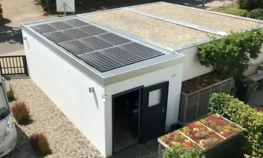 Garagendach mit Solaranlage